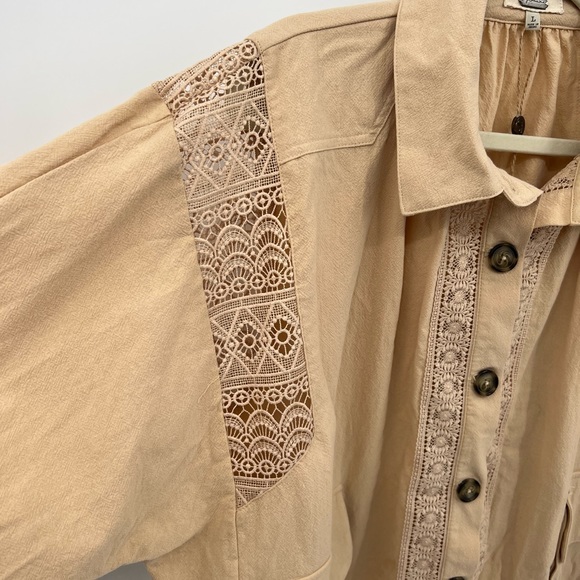 Gimmicks tan lace trim button front top - Picture 6 of 10